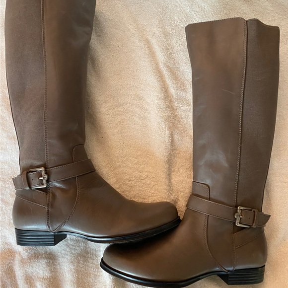 Isaac Mizrahi sz 7 HTF TAUPE leather stretch riding boots- never worn - Picture 1 of 13
